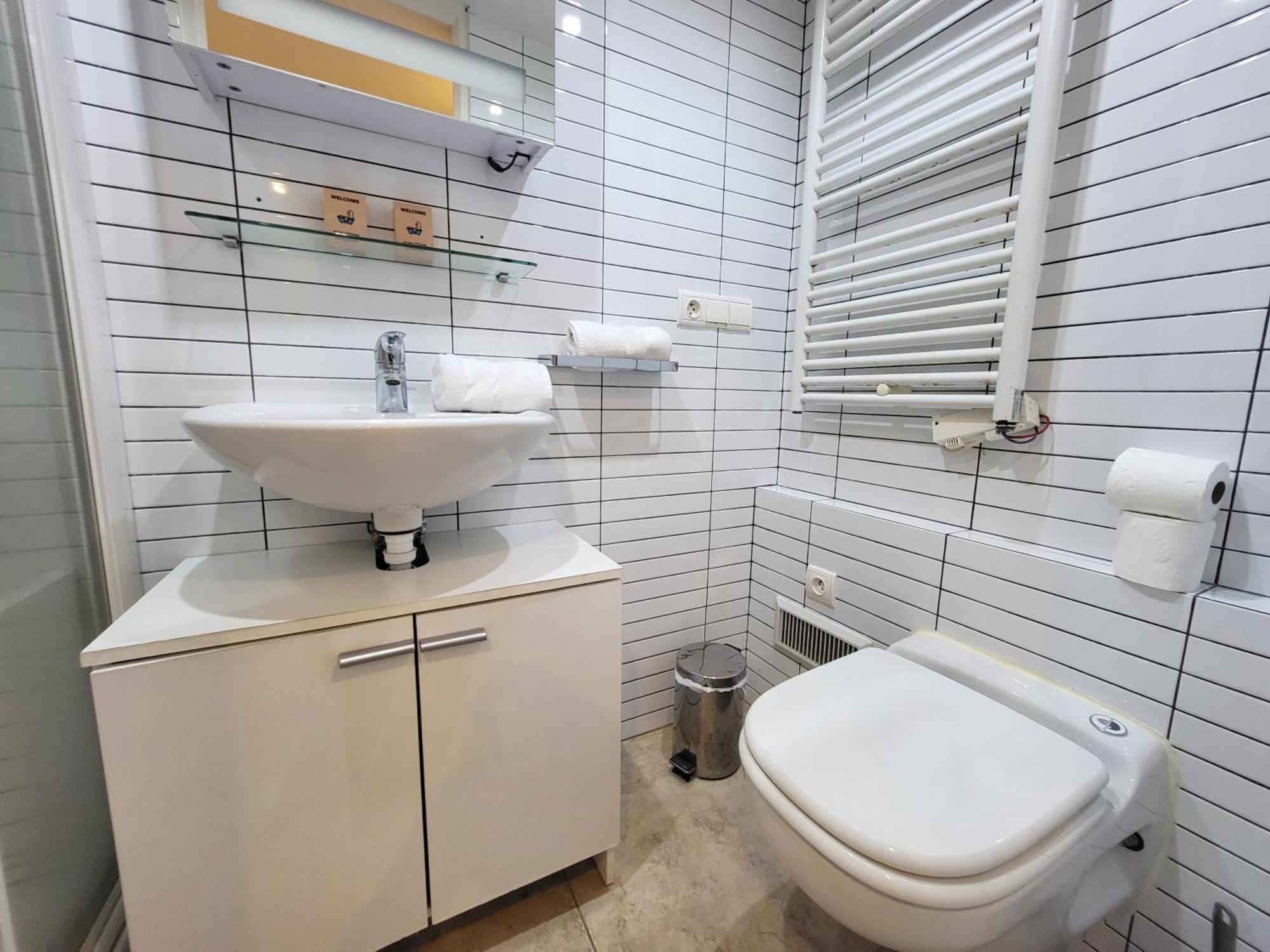 Apartment Au Coeur Du Vieux-nice - Plages - Mezzanine - 3 Personnes - A Pied! *